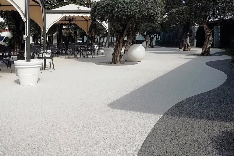 Pavimentazione in resina Sivit per dehors, giardini e spazi pubblici all’aperto